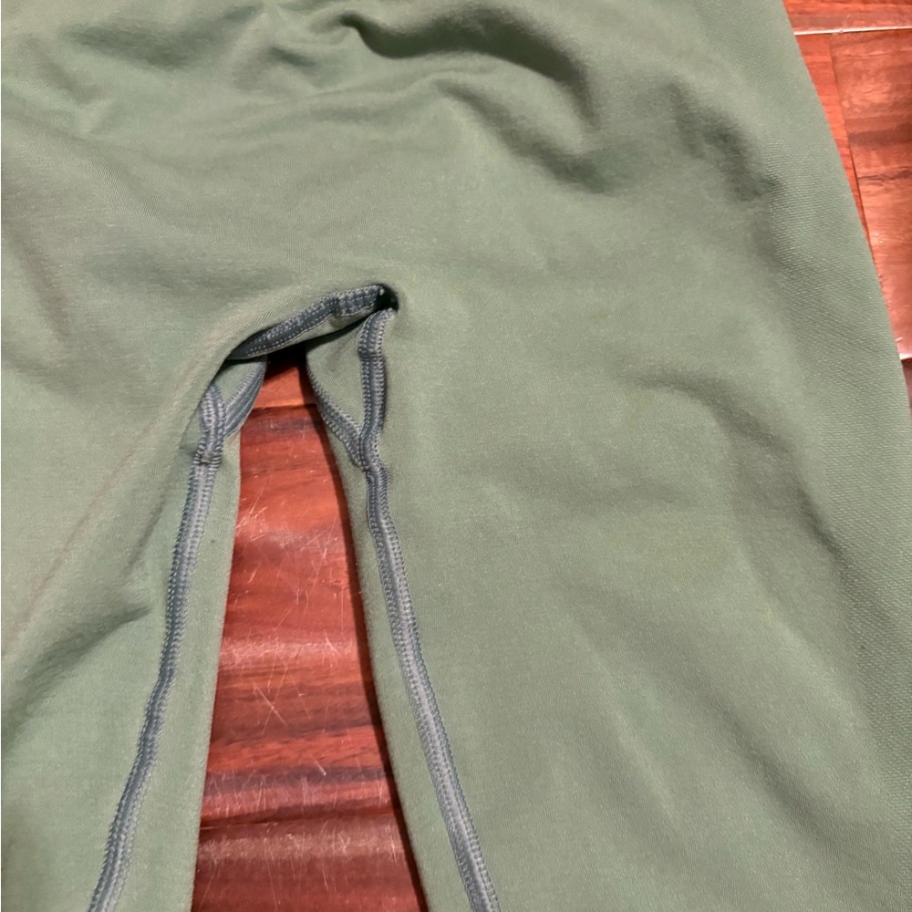 Alphalete Seamless Scrunch Leggings Sage Green Size Small (0475) - Picture 3 of 5
